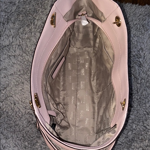 🎉SALE🎉 Michael Kors Shoulder Bag Soft Pink/ Gold - Picture 2 of 6